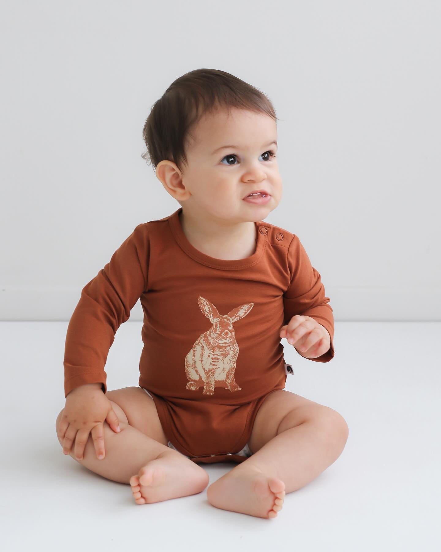 Burrow & Be AW24 Long Sleeve Bodysuit - Mr Hopkins 6-12m